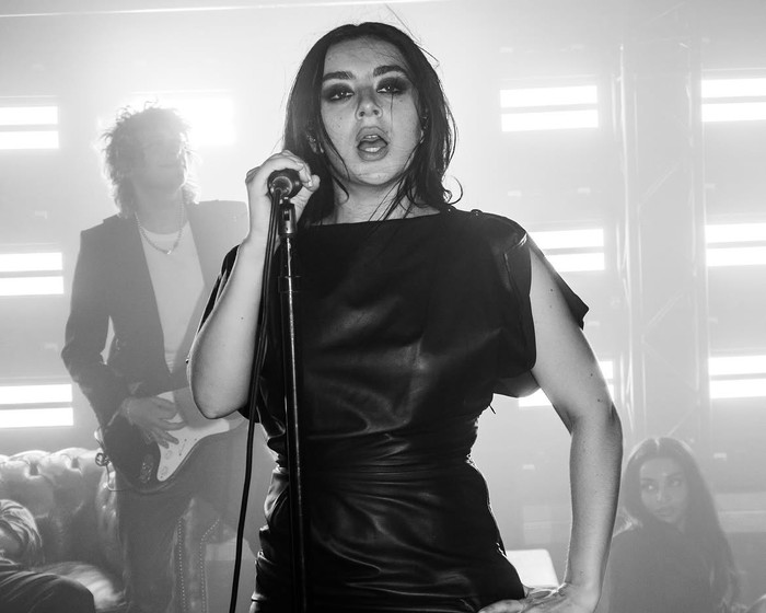 Charli XCX lập nên cột mốc lịch sử trên bảng xếp hạng album Anh Ảnh 4