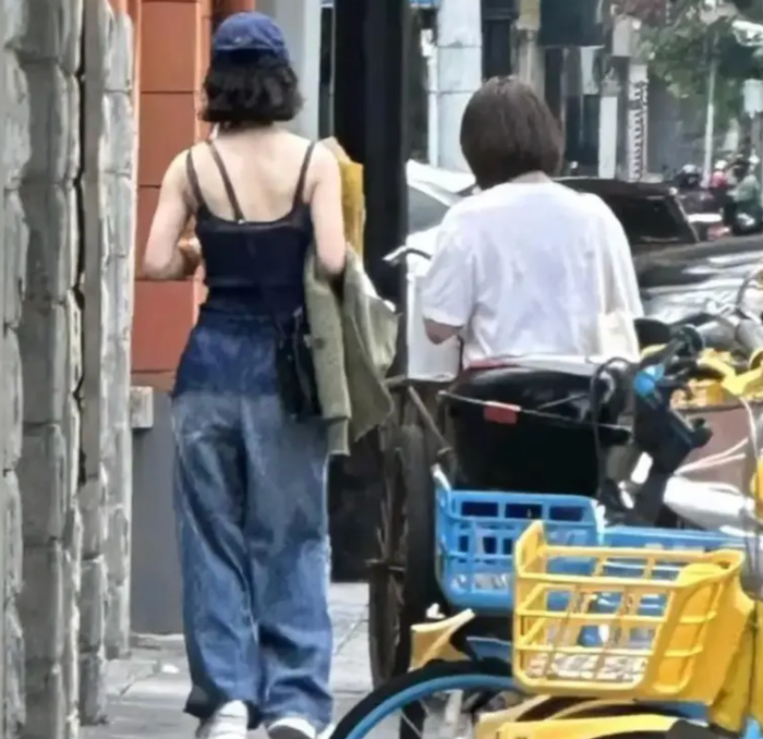 Triệu Lệ Dĩnh lộ rõ vóc dáng săn chắc và làn da trắng sáng khi diện áo hai dây. Ảnh: QQ