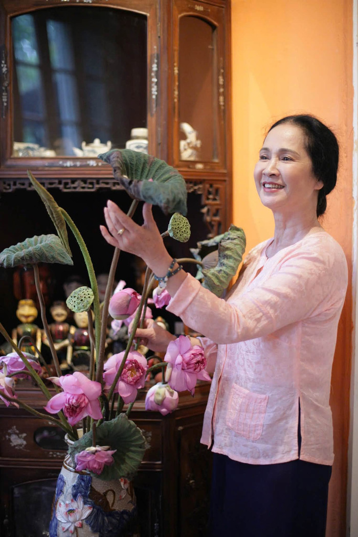 Ở tuổi 65, NSND Lan Hương vẫn đều đặn theo đuổi nghệ thuật, tiếp tục cống hiến bằng những vai diễn giàu chiều sâu và cảm xúc. Ảnh: FBNV.