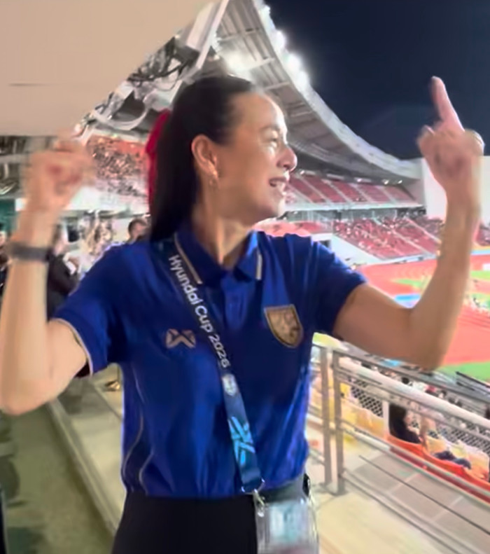 Madam Pang liên tục chia sẻ hình ảnh ăn mừng trên khán đài và gửi lời cảm ơn sau chiến thắng 2-0 của tuyển Thái Lan trước Malaysia tại AFF Cup 2026. Ảnh chụp màn hình
