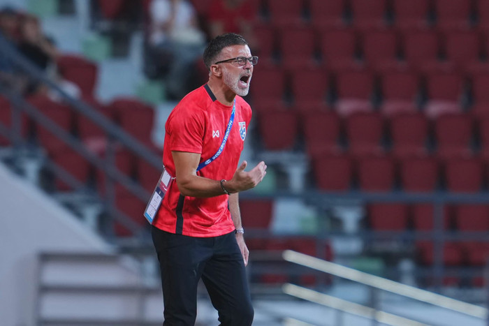 HLV Anthony Hudson hài lòng với chiến thắng 2-0 trước Malaysia, nhưng cho rằng tuyển Thái Lan vẫn còn nhiều điều cần cải thiện. Ảnh: FAT