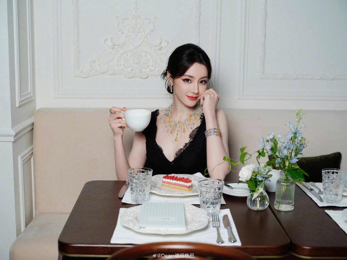 Địch Lệ Nhiệt Ba chăm ăn diện chỉn chu, trang điểm xinh đẹp mỗi khi xuất hiện trước khán giả. Ảnh: Weibo