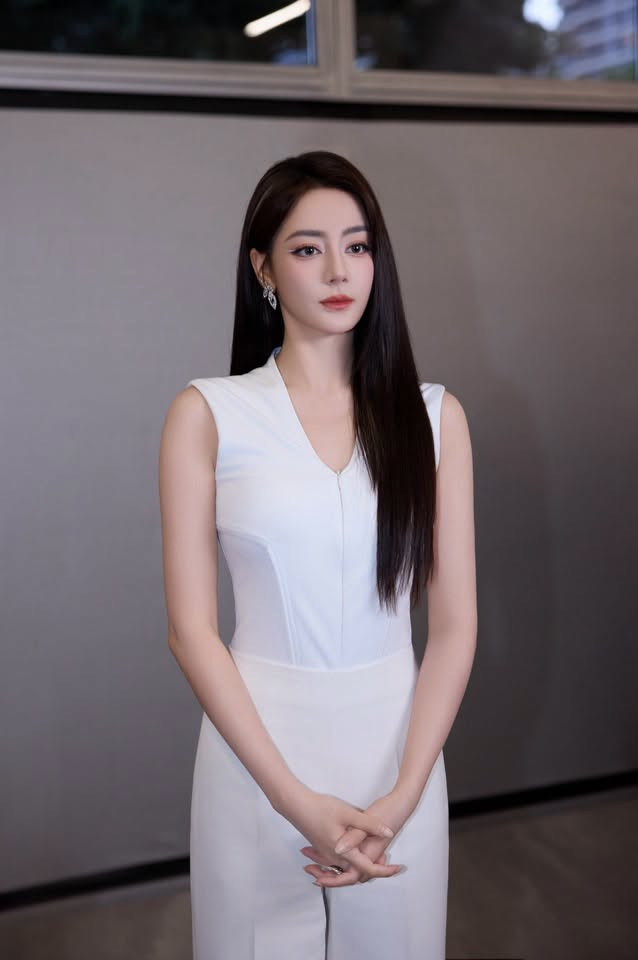 Địch Lệ Nhiệt Ba được nhiều nhãn hàng ra sức 'săn đón'. Ảnh: Weibo