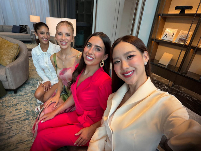 Bảo Ngọc cười tươi rói khi chụp ảnh cùng dàn người đẹp tham gia Miss World lần thứ 73. Ảnh: FBNV