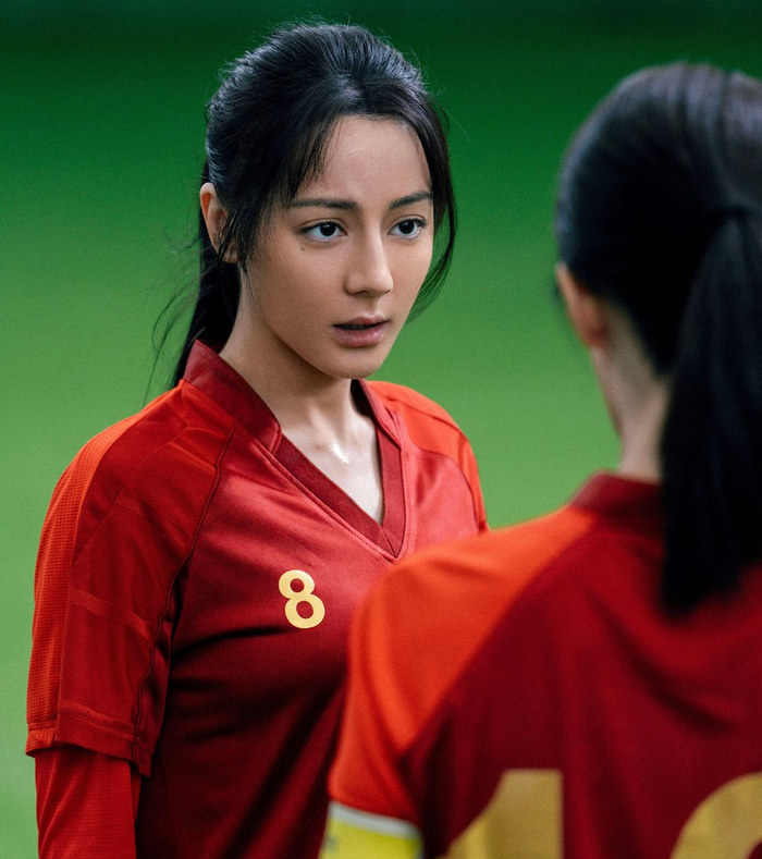 Đội Bóng Đá Nữ Kung Fu bùng nổ phòng vé nhưng Địch Lệ Nhiệt Ba vẫn chưa có cú bứt phá tương xứng.