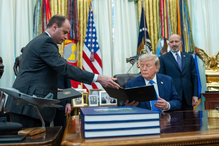 Ông Will Scharf, Thư ký Văn phòng Nhà Trắng (bên trái), trao cho Tổng thống Donald Trump một sắc lệnh hành pháp để ký tại Phòng Bầu dục của Nhà Trắng ở Washington, DC, vào ngày 6 tháng 8. (Ảnh: Bloomberg)&nbsp;