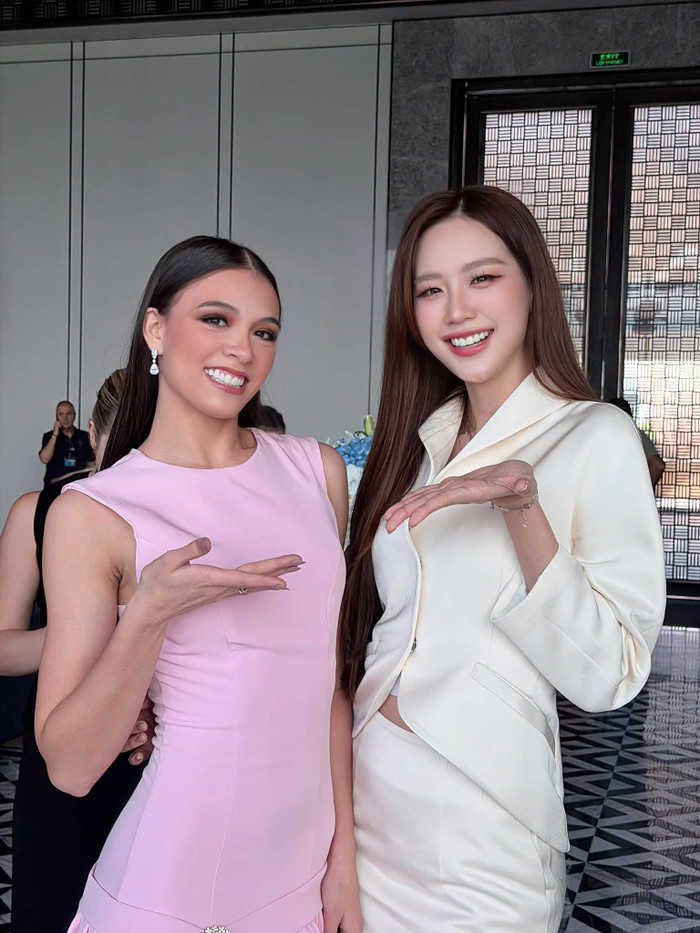 Bạn cùng phòng của Bảo Ngọc ở Miss World là Asia Rose Simpson đến từ Philippines.