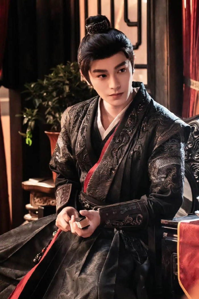 Đinh Vũ Hề mang đến một nam chính không dễ nhìn thấu. Ảnh: Weibo.