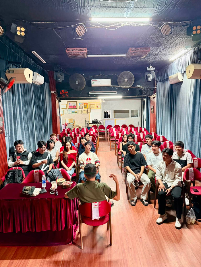 Lớp học diễn xuất của NSƯT Hữu Châu nhận được sự quan tâm nhờ phương pháp giảng dạy tâm huyết và chú trọng rèn luyện đạo đức làm nghề. Ảnh: FBNV