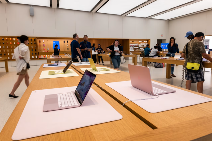 Apple hiện mới được cho là ở giai đoạn đánh giá chip CXMT, chưa có xác nhận linh kiện này sẽ xuất hiện trên iPhone hay MacBook thương mại. Ảnh: WSJ.