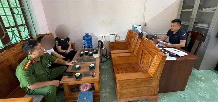 Công an phường Hồng Hà bàn giao nam thanh niên về với gia đình an toàn. Ảnh: Cổng TTĐT Công an TP Hà Nội