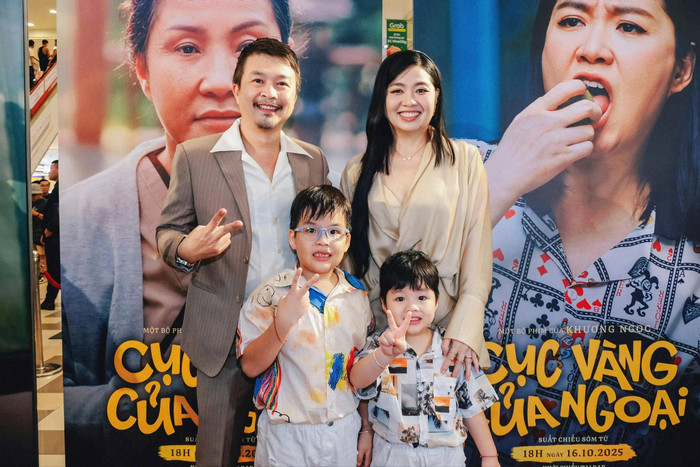 Sau hơn hai thập kỷ gắn bó, Lê Khánh có tổ ấm viên mãn bên Tuấn Khải và hai con. Ảnh: FBNV.