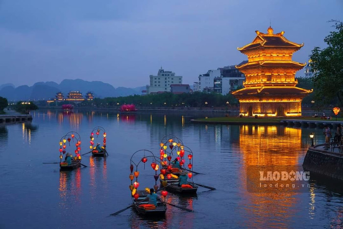 Phố cổ Hoa Lư khi chập choạng tối. Ảnh: báo Lao Động