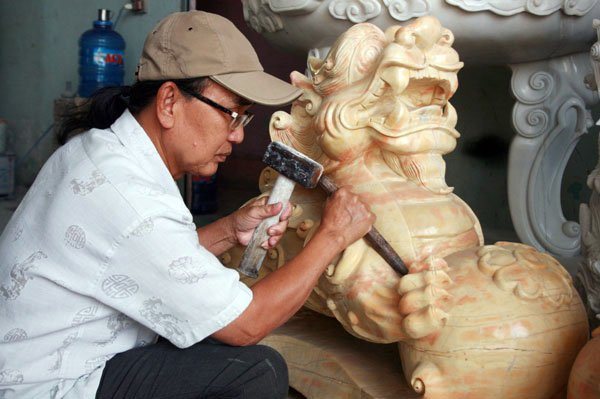 Những người thợ lành nghề ở làng mỹ nghệ. Ảnh: Sưu tầm