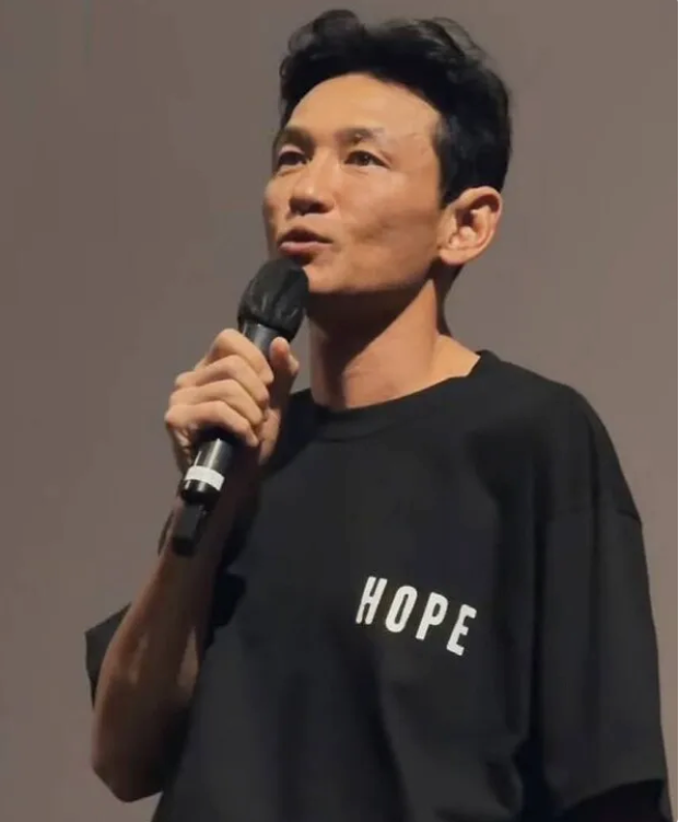 Hwang Jung Min lộ rõ vẻ tiều tụy khi quảng bá phim Hope giữa ồn ào đời tư.