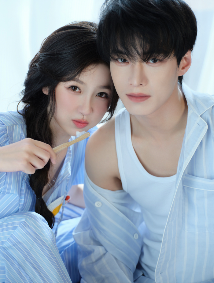 Song Quỹ chuyển thể từ tiểu thuyết cùng tên của Thời Cửu Viễn, với Ngu Thư Hân và Hà Dữ đóng chính. Phim tập trung vào Khương Mộ và Cận Triêu, hai người không cùng huyết thống nhưng có mối quan hệ gắn bó từ nhỏ. Sau khi cha mẹ Khương Mộ ly hôn, Cận Triêu theo cha sang Thái Lan. Khi biết anh trai chỉ là con nuôi, Khương Mộ quyết định tìm đến Thái Lan để gặp lại anh. Hành trình ấy đưa hai nhân vật bước vào một thế giới nhiều nguy hiểm, đồng thời khiến họ phải đối diện với những thay đổi trong mối quan hệ. Sau khoảng thời gian xa cách, cả hai tái ngộ tại Nam Kinh và tiếp tục câu chuyện còn dang dở.