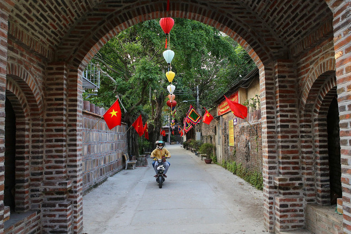 Lối vào ngôi làng cổ kính Bát Tràng. Ảnh: Dantri