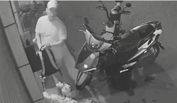 Phát hiện người đàn ông trước nhà lúc nửa đêm, gia đình báo cảnh sát và sự thật không ngờ Ảnh 1
