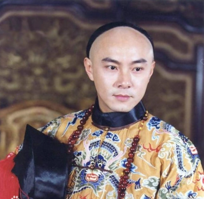 Vi Tiểu Bảo không giỏi võ nhưng sở hữu khả năng đọc tình huống, nắm bắt tâm lý và sinh tồn giữa những thế lực nguy hiểm bậc nhất.