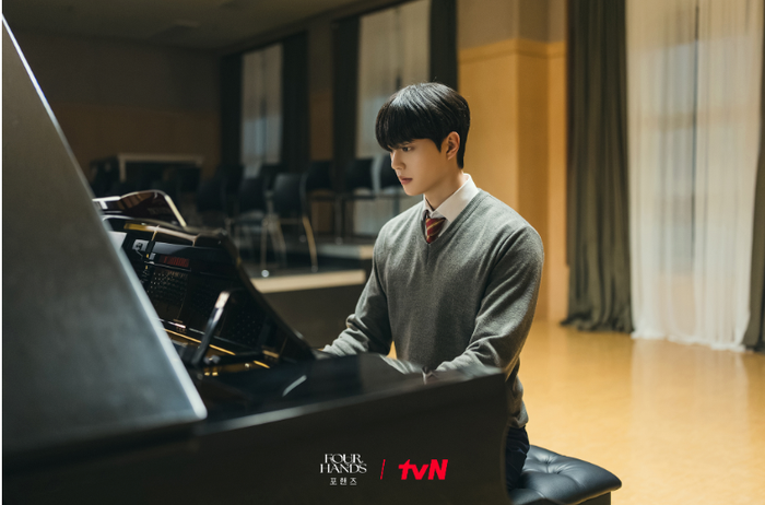 Song Kang trở lại màn ảnh với vai nghệ sĩ piano Kang Bi Oh trong Bốn tay, hai bản Sonatas (Four Hands, Two Sonatas).