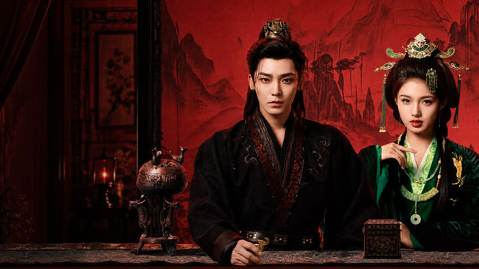 Ra mắt trên iQIYI từ tháng 7/2026, Tước Cốt gây chú ý với câu chuyện kết hợp giữa tình cảm, quyền mưu và những bí mật xoay quanh thân phận nhân vật. Ngải Mễ vào vai Tạ Gia Ngư, một tiểu thư tưởng như chỉ quan tâm tiền bạc nhưng thực chất tinh thông thuật cơ quan. Nàng bị ép gả cho Tiêu Vô Y, thế tử Tĩnh An Vương phủ do Hầu Minh Hạo thủ vai. Cuộc hôn nhân vốn bắt đầu bằng sự đề phòng dần trở thành mối quan hệ đồng minh khi cả hai cùng phát hiện những âm mưu phía sau triều đình. Từ những màn đấu trí đến quá trình từng bước tháo bỏ lớp vỏ của đối phương, bộ phim tạo sức hút nhờ mối quan hệ cưới trước yêu sau và tuyến truyện liên tục mở ra những bí mật mới.