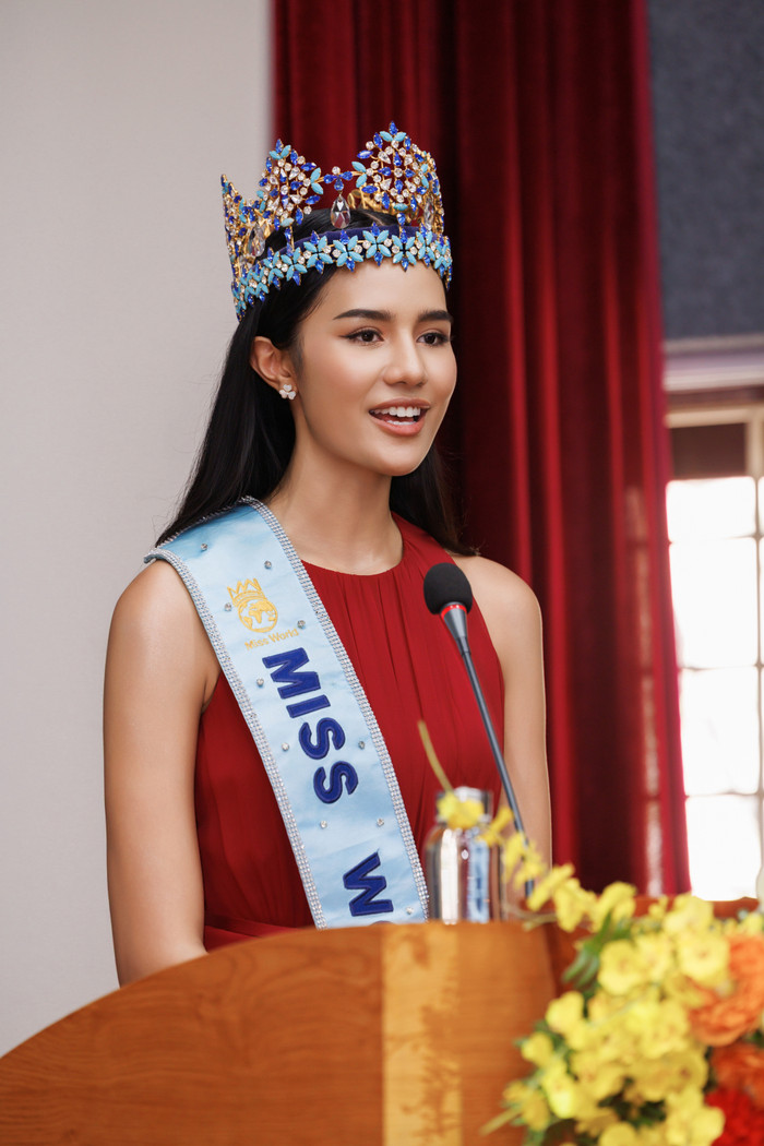 Opal Suchata đến từ Thái Lan là đương kim Miss World. Cô sẽ trao lại vương miện cho người đẹp kế nhiệm vào tối 5/9.