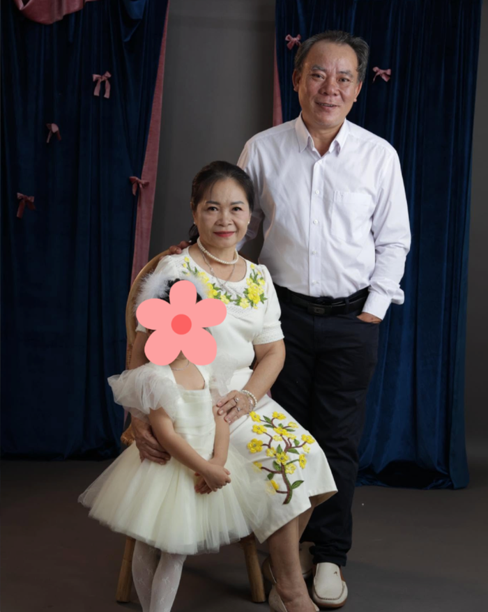 Ở tuổi 60, Phương Bình vẫn miệt mài với nghệ thuật và trân trọng hạnh phúc gia đình. Ảnh: FBNV