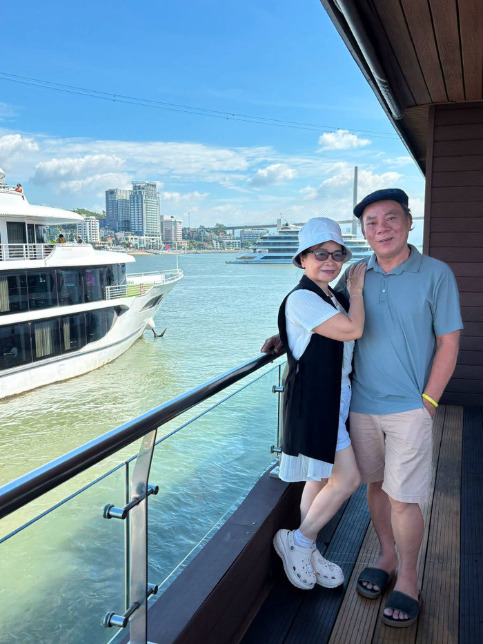 Nghệ sĩ Phương Bình tận hưởng những khoảnh khắc bình dị bên bà xã sau nhiều năm vợ chồng sống xa cách. Ảnh: FBNV