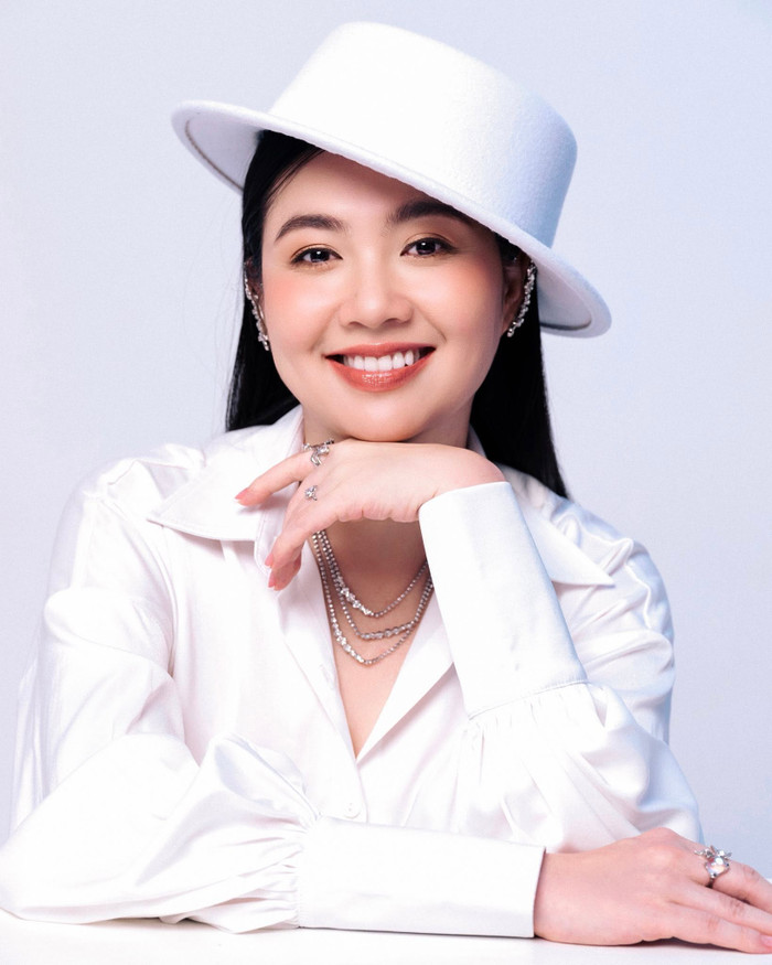 Sau nhiều năm hoạt động nghệ thuật, diễn viên Lê Khánh vẫn giữ được nét duyên riêng mỗi khi xuất hiện trên màn ảnh. Ảnh: FBNV