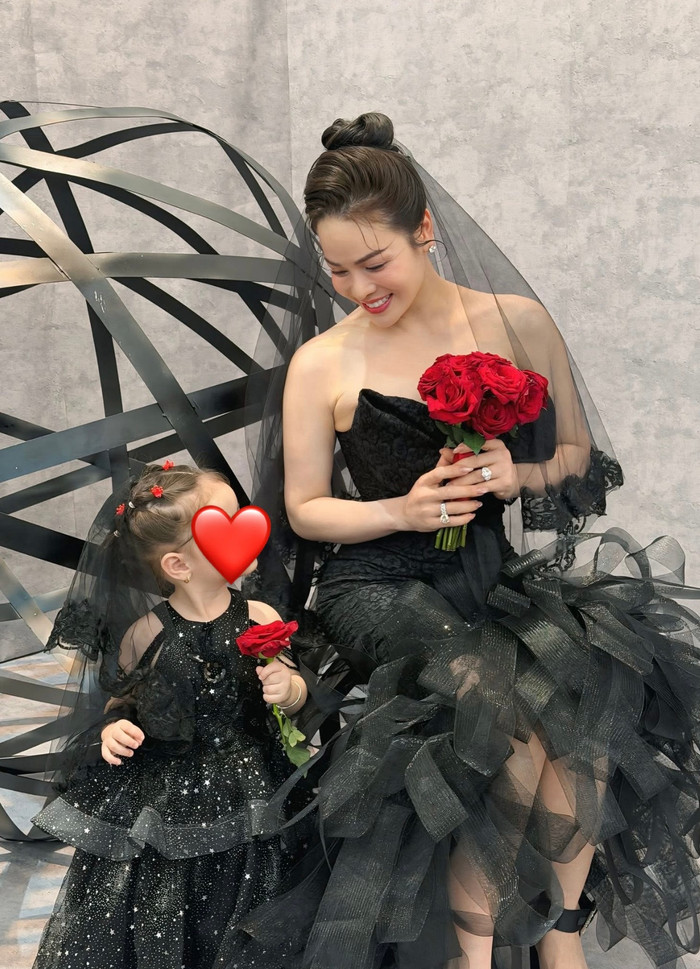 Khoảnh khắc được đồng hành cùng con trong show diễn thời trang khiến Nhật Kim Anh không giấu được niềm tự hào và hạnh phúc. (Ảnh: FBNV)