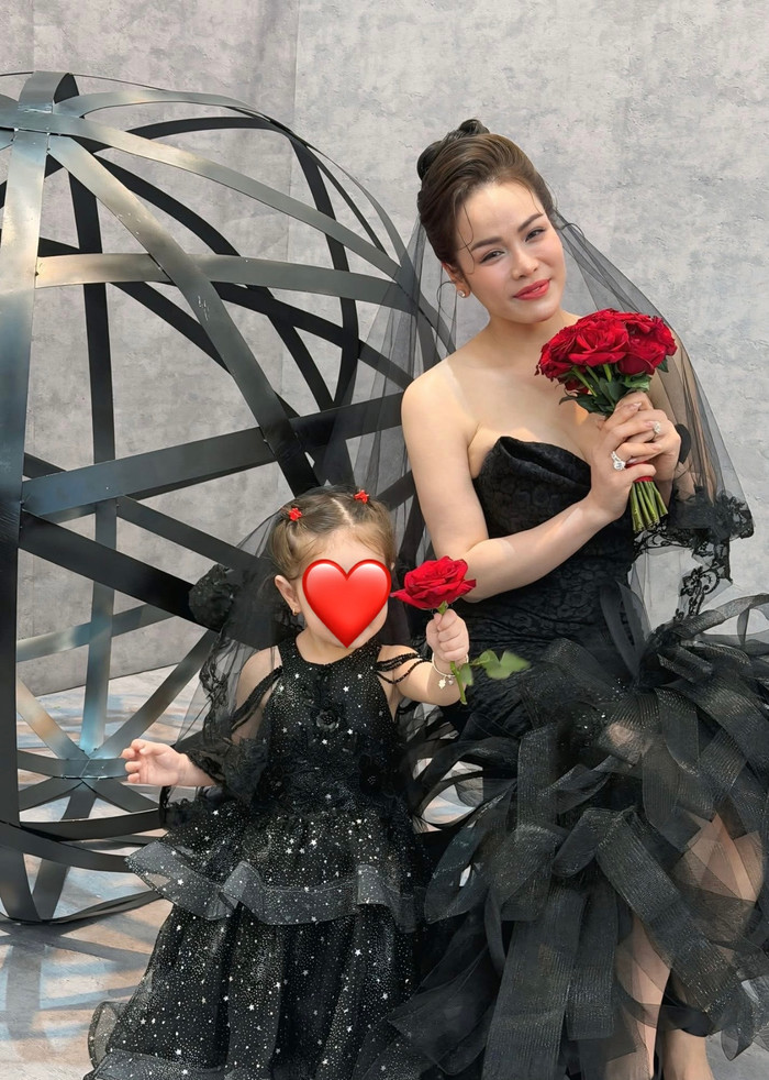 Nhật Kim Anh tự hào khi lần đầu được đồng hành cùng con gái 18 tháng tuổi làm điều đặc biệt. (Ảnh: FBNV)