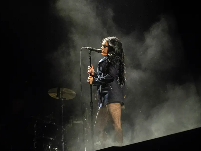 Charli XCX&nbsp;tại lễ hội Outside Lands. Ảnh: SFGATE
