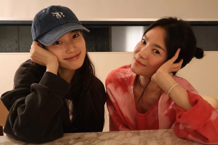 Song Hye Kyo và Suzy thỉnh thoảng gặp gỡ, trò chuyện thân tình.