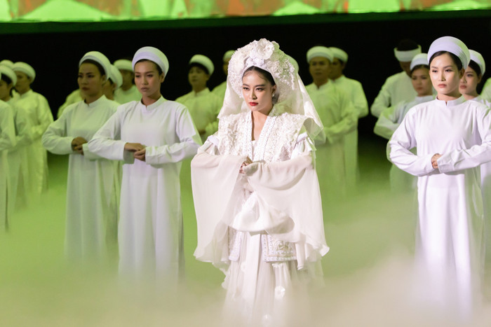 Hoàng Thùy Linh trong MV Tứ Phủ ra mắt năm 2019.