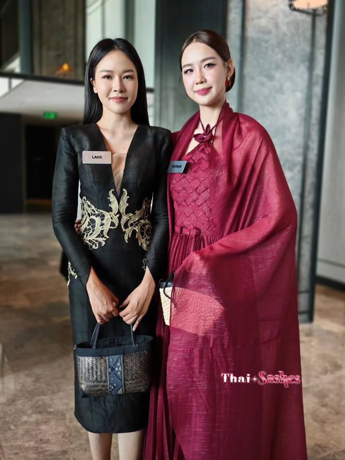 Chuyên trang sắc đẹp Thai Sashes đăng ảnh Bảo Ngọc chụp cùng người đẹp Lào tại Miss World. (Ảnh: Thai Sashes)