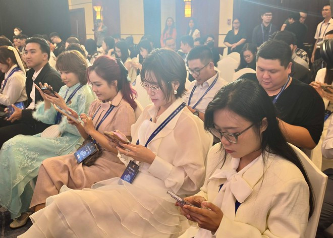 Các nghệ sĩ, các nhà sáng tạo nội dung có mặt tại sự kiện.