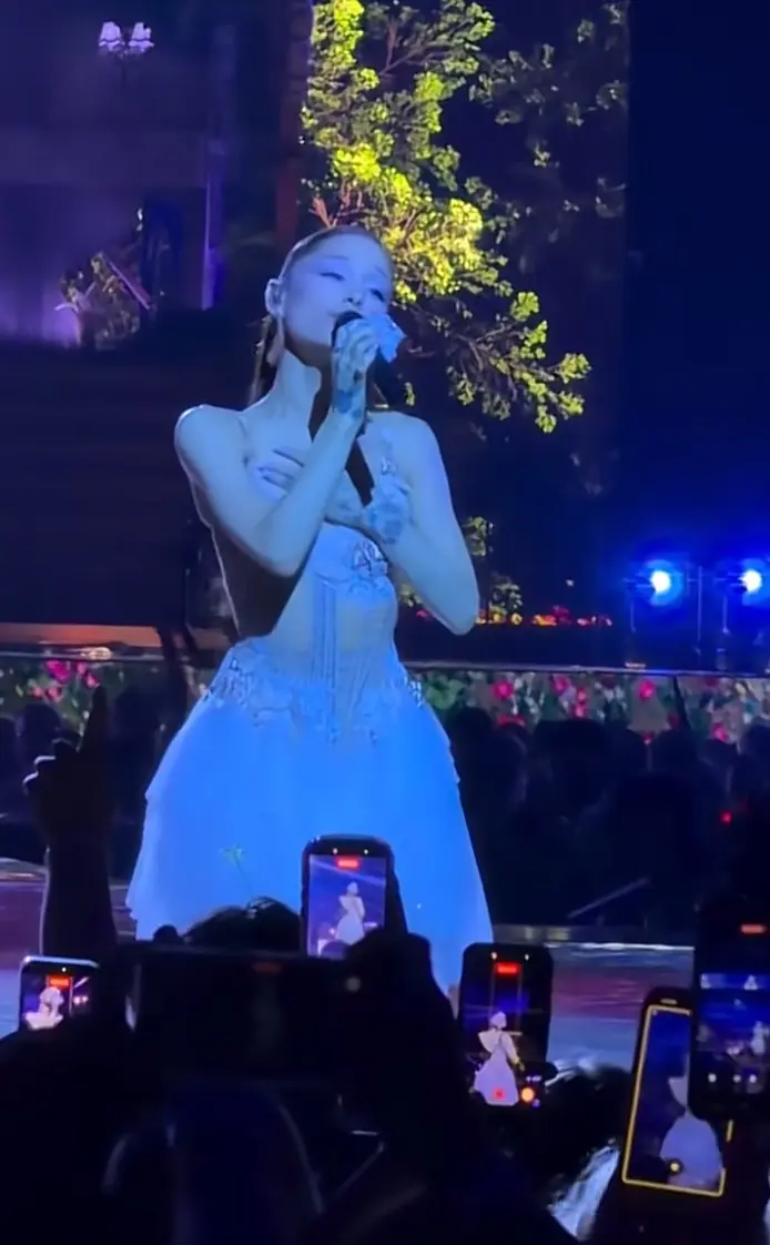 Ariana Grande biểu diễn ca khúc One Last Time trong đêm diễn tại Chicago hôm 6/8.