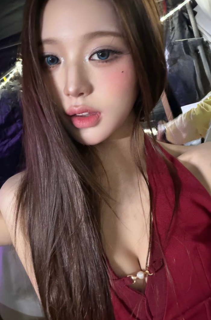 Jang Won Young tạo điểm nhấn bằng lớp nhũ lấp lánh ở khóe mắt và bầu mắt, giúp gương mặt thêm phần rạng rỡ.