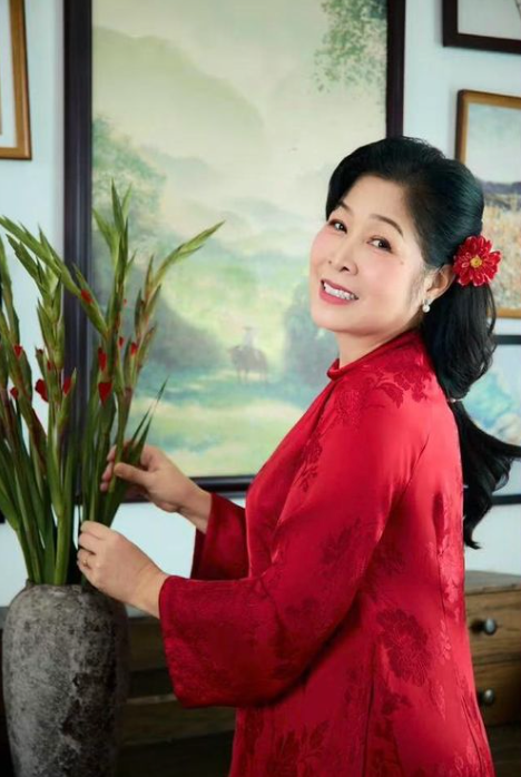 NSND Hồng Vân xuất hiện với diện mạo trẻ trung. Ảnh: FBNV