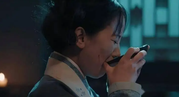 Vũ Vi quyết định tự uống phần lớn rượu độc trước. Ảnh: Weibo&nbsp;