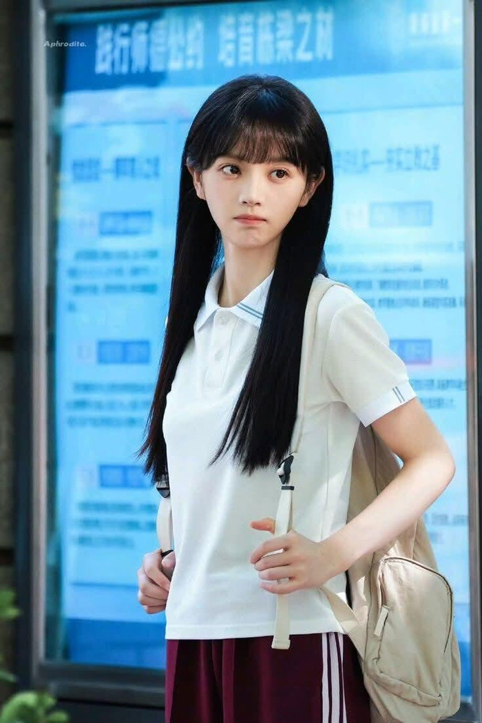 Những ý kiến trái chiều tập trung chủ yếu vào cách xây dựng nữ chính của Điền Hi Vi và các chi tiết liên quan đến môi trường học đường.