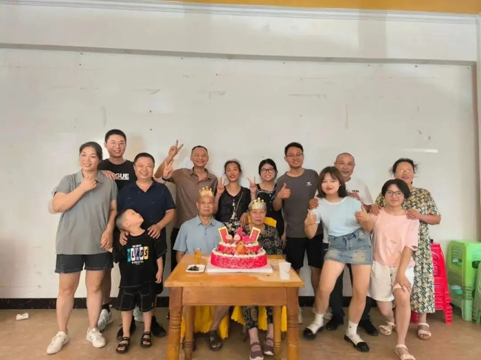 Trương Chính (hàng trước, người đầu tiên từ phải sang), bố (hàng sau, người thứ hai từ phải sang), mẹ (hàng sau, người đầu tiên từ phải sang) và em gái (hàng trước, người thứ hai từ phải sang) cùng nhau mừng sinh nhật ông nội. (Ảnh do người được phỏng vấn cung cấp)