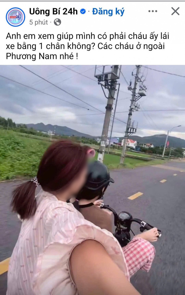 Hình ảnh Em D dùng chân điều khiển xe, trong khi người ngồi phía sau không đội mũ bảo hiểm được đăng tải trên mạng xã hội.&nbsp;