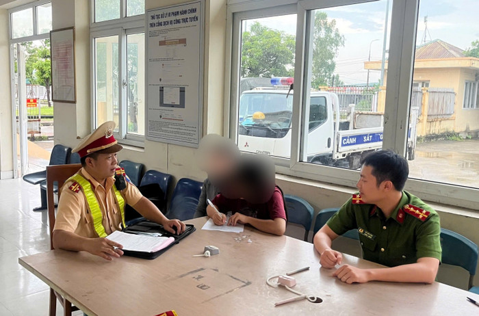 Lực lượng chức năng làm việc với trường hợp vi phạm.&nbsp;