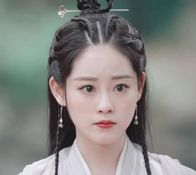 Từ một cô gái dịu dàng, Chu Chỉ Nhược từng bước thay đổi khi tình yêu và trách nhiệm với Nga Mi trở thành những ràng buộc không thể tháo gỡ.