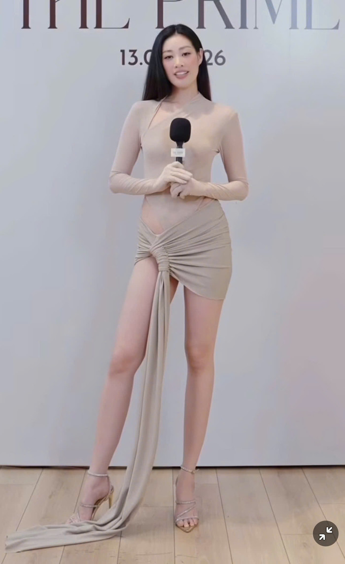 Đôi chân dài cực phẩm của Khánh Vân được khoe trọn. Ảnh chụp màn hình Fanpage Vietnam International Fashion Week.&nbsp;