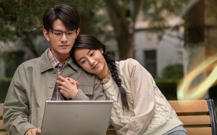 Từng Thiếu Niên có sự tham gia của Trương Nhất Sơn, Quan Hiểu Đồng và Phạm Thừa Thừa, được chuyển thể từ tiểu thuyết của Cửu Dạ Hồi. Bộ phim mang màu sắc thanh xuân với những mối quan hệ đan xen giữa tình yêu, tình bạn và gia đình. Tuy có một số tình tiết mang hơi hướng 'thanh xuân đau thương' và nhiều tuyến tình cảm phức tạp, tác phẩm vẫn tạo được sự đồng cảm nhờ hành trình trưởng thành kéo dài qua nhiều năm của các nhân vật. Phần phim thời đại học đạt điểm Douban 7,5 theo nguồn được cung cấp, trong khi phần tiền truyện Từng Thiếu Niên Chi Thời Niên Thiếu từng có mức điểm cao hơn. Điểm đáng chú ý của tác phẩm nằm ở cách câu chuyện để nhân vật trải qua những lựa chọn và bỏ lỡ trước khi nhận ra giá trị của sự đồng hành.