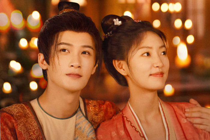 Tứ Phương Quán có Đàn Kiện Thứ và Châu Y Nhiên tham gia, lấy bối cảnh một cơ quan ngoại giao thời cổ đại. Khác với nhiều phim cổ trang tập trung vào tình yêu hoặc tranh đấu cung đình, tác phẩm kết hợp yếu tố phá án với câu chuyện về những con người mang lý tưởng và trách nhiệm với quốc gia. Đây cũng là phim thiên về tuyến nhân vật quần thể, trong đó các nhân vật có tính cách tương đối rõ nét. Một số ý kiến cho rằng phần phá án chưa đủ căng như Đường Triều Quỷ Sự Lục, nhưng nhịp sinh hoạt tại Tứ Phương Quán cùng màn tương tác giữa dàn diễn viên vẫn là điểm đáng chú ý.