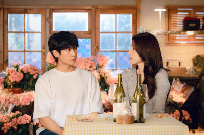 Jung Hae In và Ha Young đảm nhận hai nhân vật trung tâm trong câu chuyện kết hợp tình đầu, mất trí nhớ và thế giới tội phạm. Ảnh: Netflix Hàn Quốc.