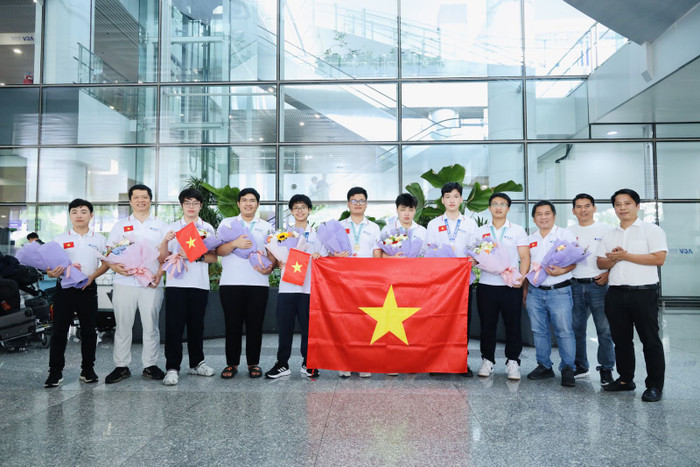 TS. Trần Quốc Long (thứ hai từ trái sang), Trưởng đoàn,&nbsp;cho rằng&nbsp;học sinh Việt Nam còn nhiều tiềm năng trong lĩnh vực trí tuệ nhân tạo. Ảnh: Bộ GD&ĐT
